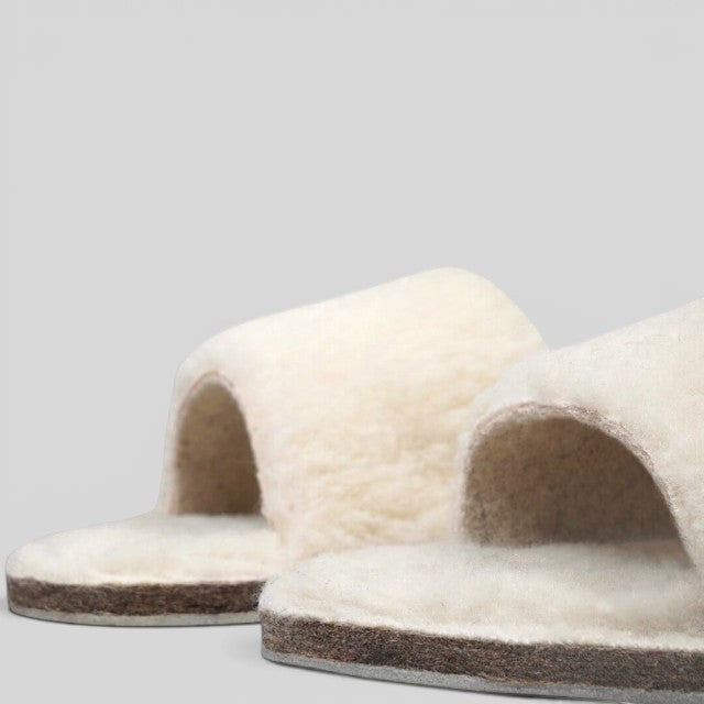 Baabuk Baabulette Fluffy sandals in cream wool with natural crepe rubber soles for comfortable indoor wear.