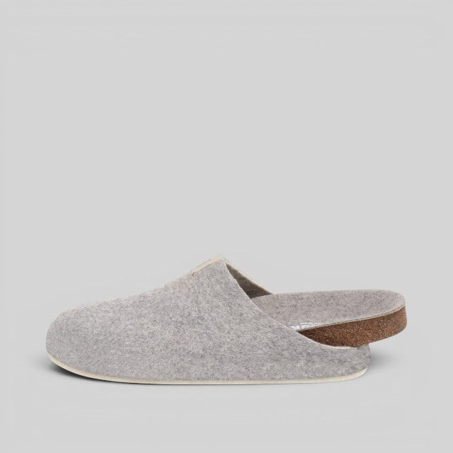 Baabuk Corkybuk light grey handfelted wool slipper with a supportive cork and latex sole, side view.