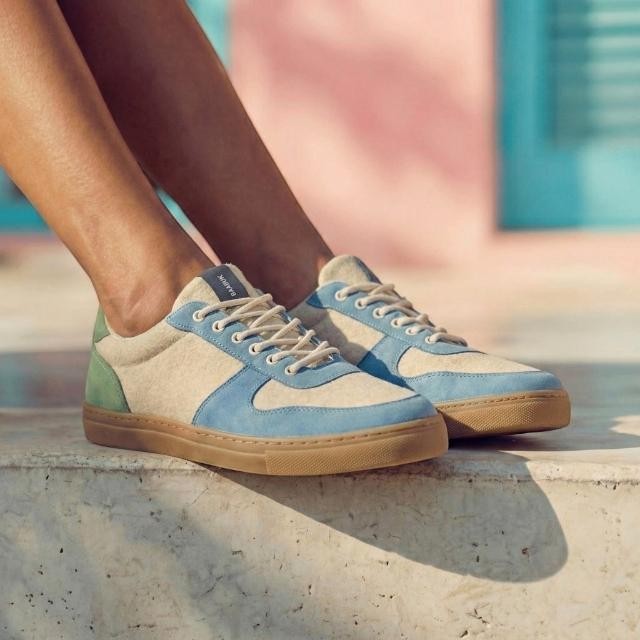 Baabuk Urban Wooler Wonderland sneakers featuring beige wool, blue nubuck overlays, and green heel detail.