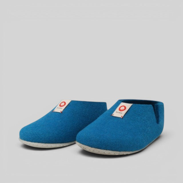 Baabuk Yves Kids slippers in Azur blue, crafted from natural New Zealand wool with durable crepe rubber soles.