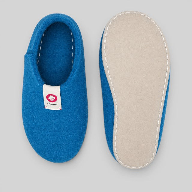Baabuk Yves Kids slippers in azur blue wool with natural crepe rubber soles, top and bottom view.