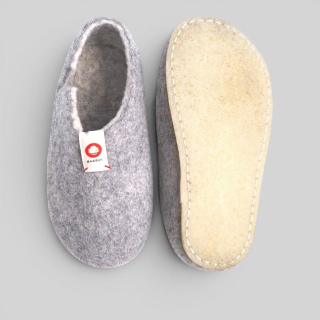 Baabuk Yves Kids slippers in light grey felted wool with natural crepe rubber soles and a branded red tab.